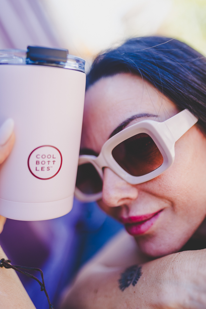 designovy-termohrnek-cool-bottles-ruzovy-lifestyle